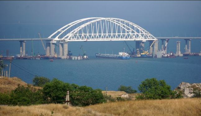 Стихія проти окупантів: шторм у Керченській протоці розірвав захисні загородження Кримського мосту